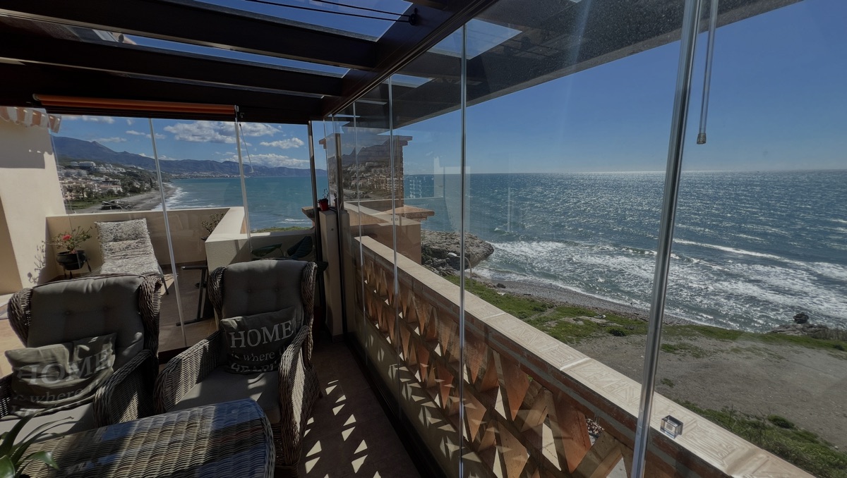 Mezonetový apartmán se 3 ložnicemi v Torrox Costa – první linie u El Peñoncillo