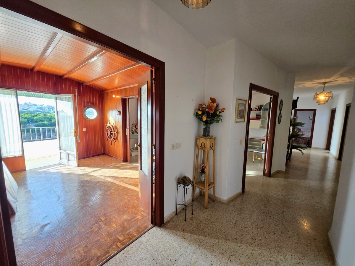 Amplio apartamento de 4 habitaciones con terraza y vistas cerca de Río Chíllar en Nerja