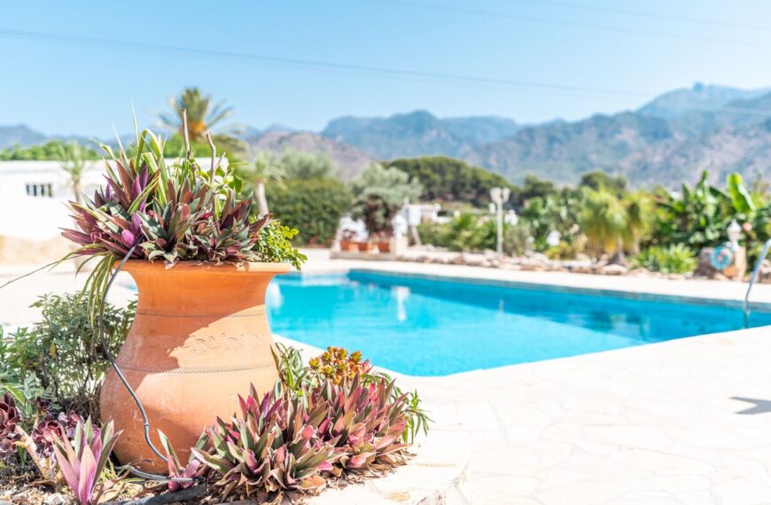 Vedere a casei cu piscină din La Exotica Nerja