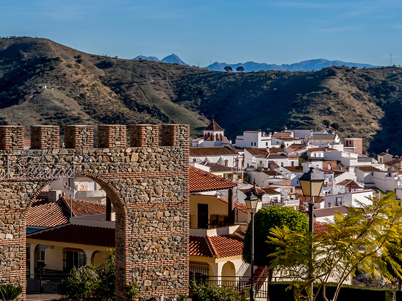 Fantastiska priser på hus i behov av renovering i Moclinejo utanför Malaga (mot Nerja)
