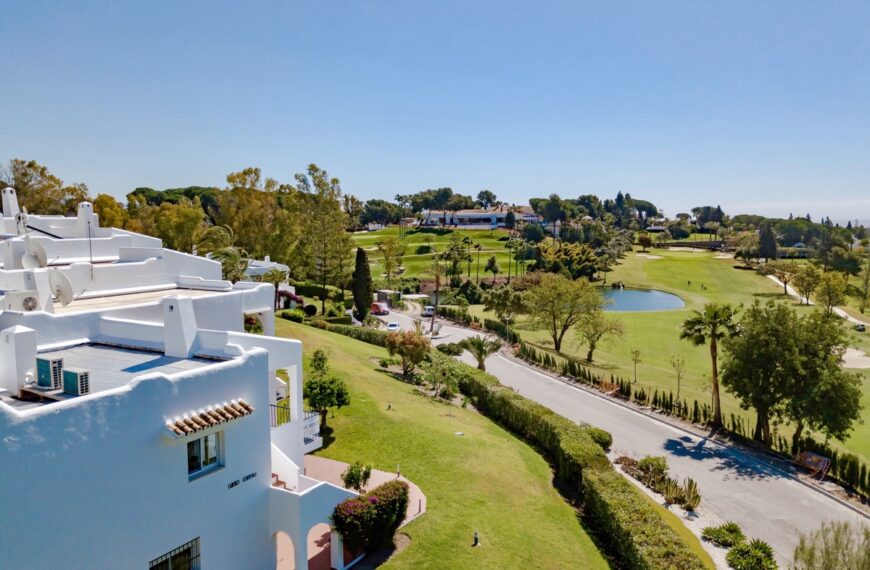 Radhus till salu Nueva Andalucia – Aloha Golf