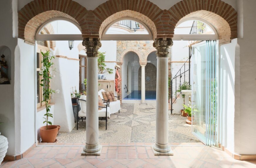 Lyxigt townhouse med andalusisk patio och privat pool i centrum av Nerja