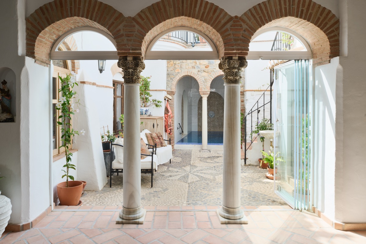 Lyxigt townhouse med andalusisk patio och privat pool i centrum av Nerja