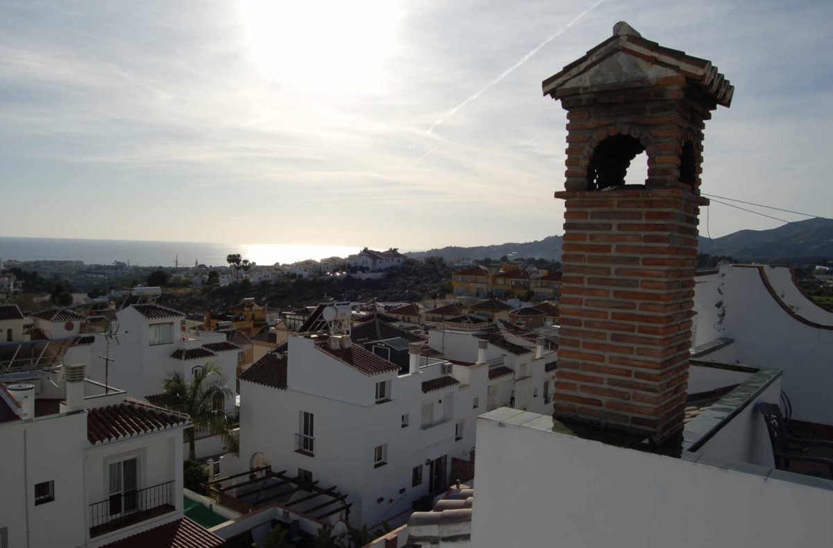 Rymligt radhus med 5 sovrum och privat pool samt separat lägenhet i Nerja