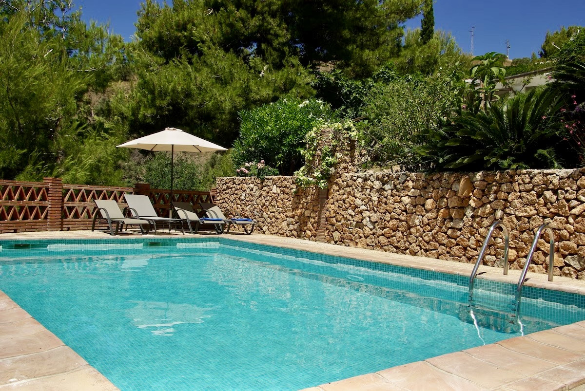 Lantligt hus med stor tomt  och havsutsikt med privat pool i Frigiliana