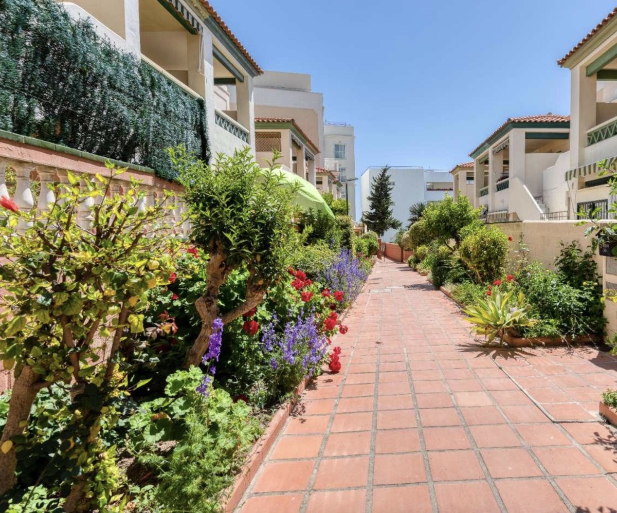 Renoverad lägenhet i Nerja Medina nära Torrecilla-stranden