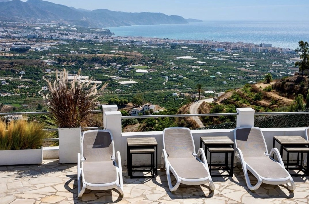 Stor lantlig fastighet med 17 sovrum och  panoramautsikt i Nerja