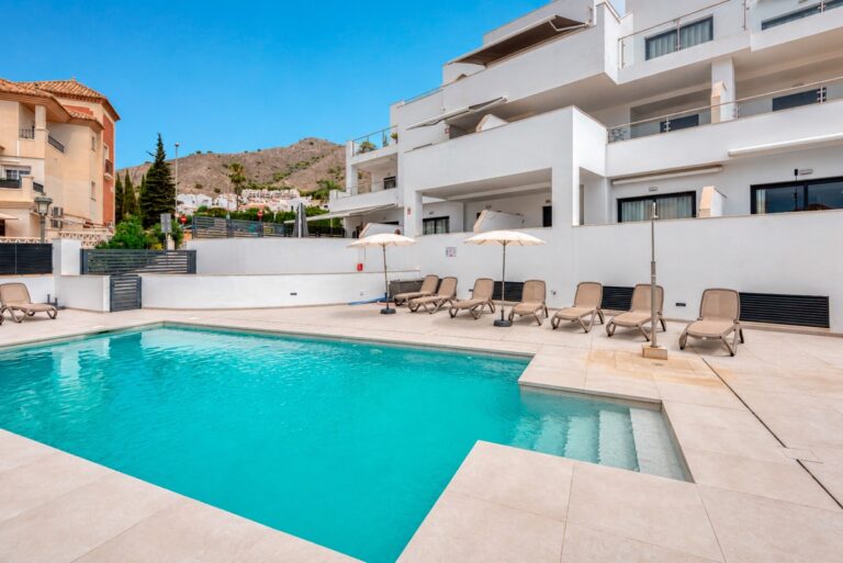 Modernus butas Nerja su vaizdu į jūrą iš didelės kampinės terasos