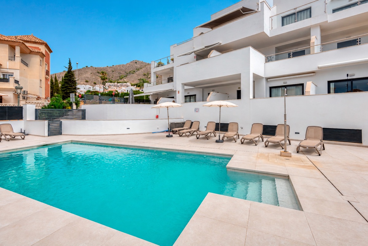 Сучасна квартира з видом на море з великої кутової тераси в Nerja
