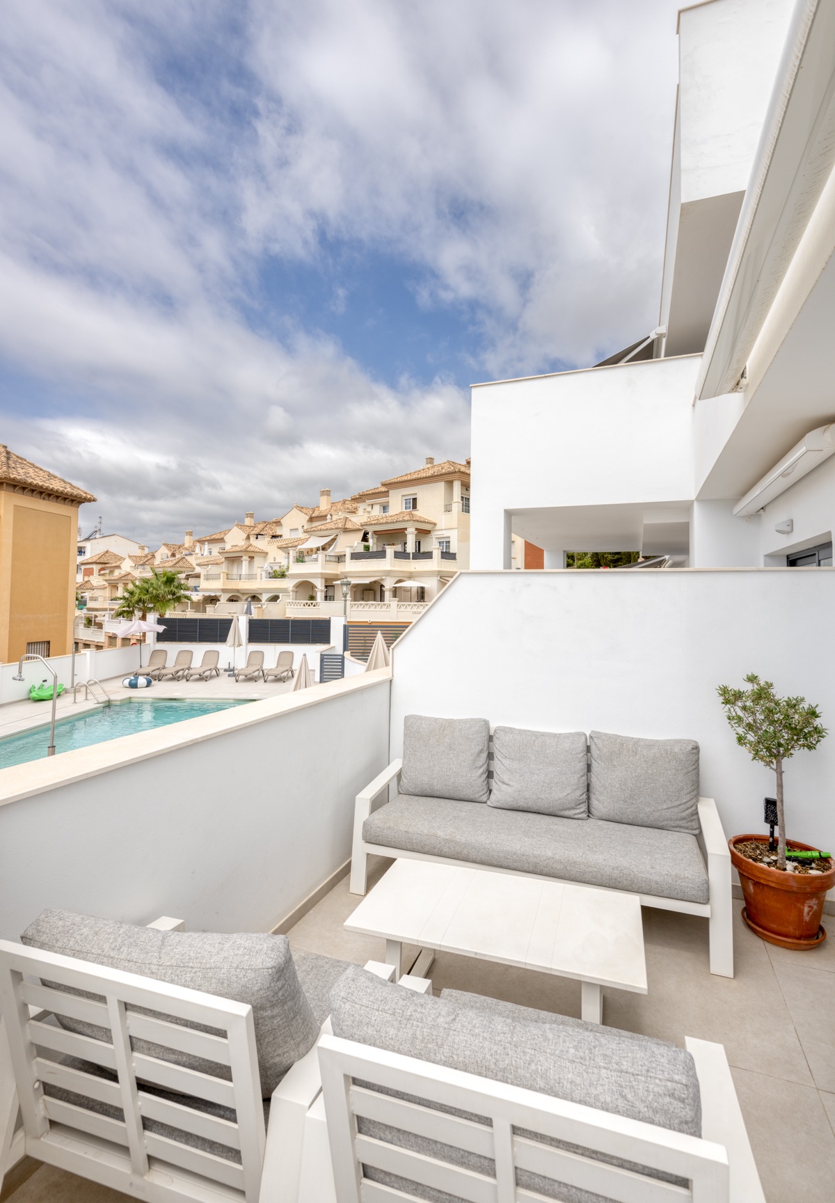 Apartamento moderno com vista para o mar a partir de um amplo terraço de esquina em Nerja