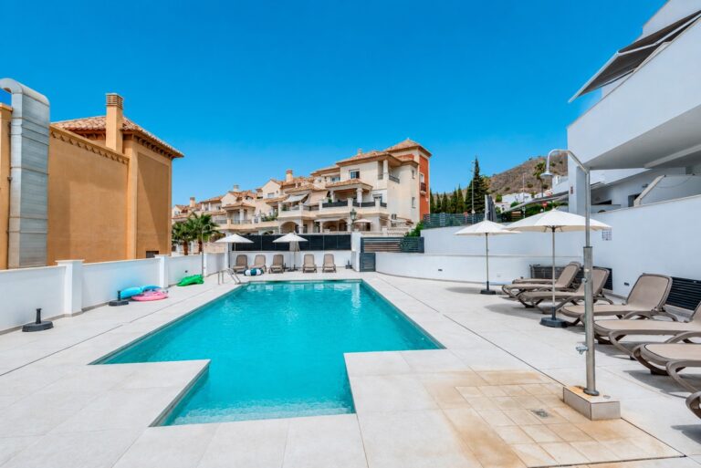 Appartement moderne avec vue sur mer depuis une grande terrasse d'angle à Nerja