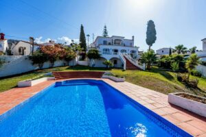 Stor villa med havsutsikt, privat pool och 1 666 m² tomt i Nerja Stor villa med havsutsikt och pool Nerja