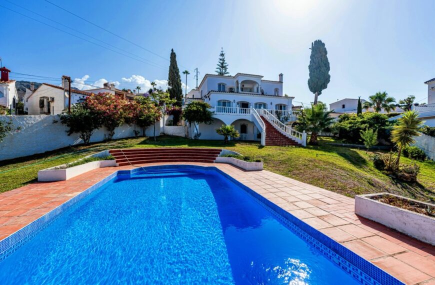 Ampia villa con vista mare, piscina privata e terreno di 1.666 m² a Nerja
