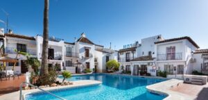 Casa geminada com vista para o mar, terraço privado e localização de esquina em Nueva Nerja Vende-se moradia geminada em Nueva Nerja
